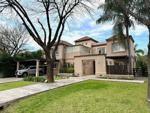 Excelente casa en venta en Ayres de Pilar. Apto crédito