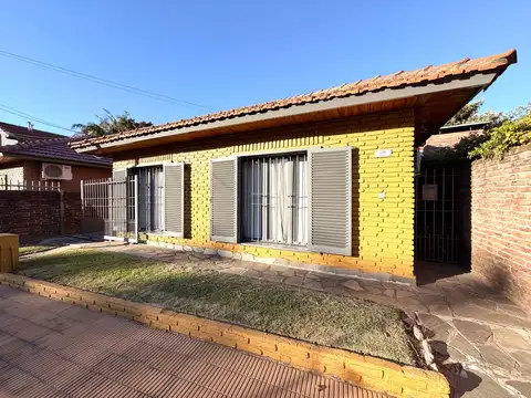 Casa en Olivos de 3 ambientes en Barrio Semi-Cerrado.
