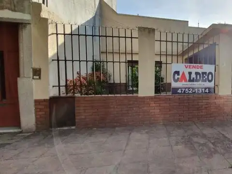 CASA 3 AMB CON JARDIN AL FRENTE Y GARAJE