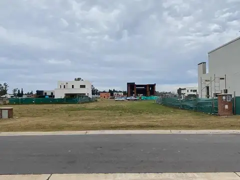 Lote central en venta  Santa Sofia