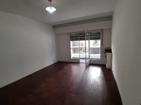 Amplio y con balcón