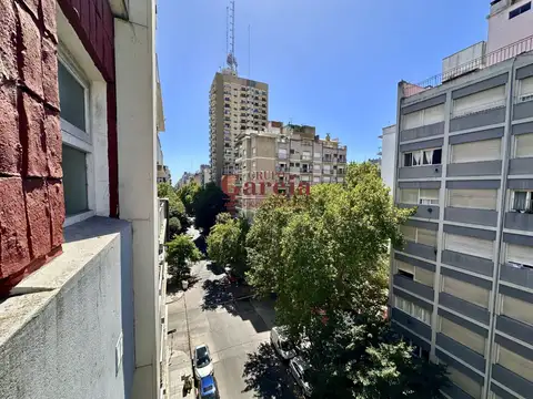 ESTUDIANTES 2026 - 1 Amb a la calle con balcón