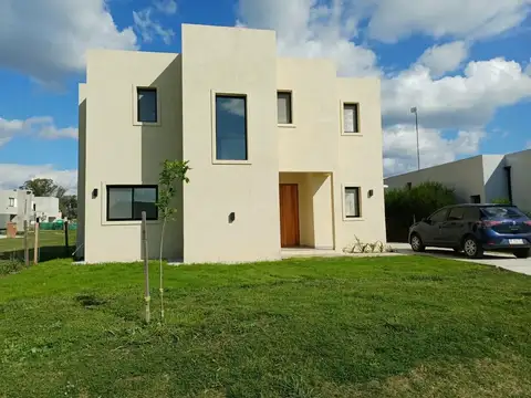 Casa Chalet  en Venta en Santa Elisa, Pilar del Este, Pilar