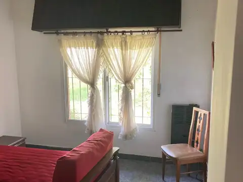 Chalet con departamento sobre calle Antibes