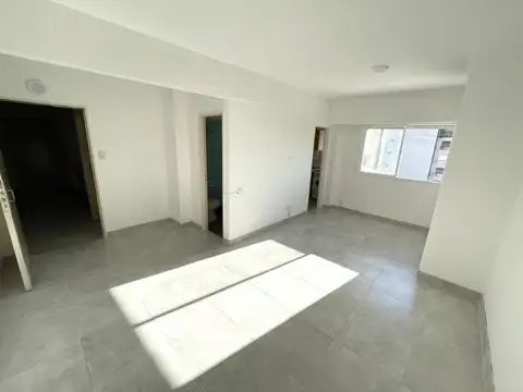 1 AMBIENTE C/BAÑO Y COCINA COMPLETOS, LATERAL, "MUY LUMINOSO", CON VISTA ABIERTA,  ORIENTACIÓN ESTE. OBSERVACIONES: LOS PISOS DEL  AMBIENTE SON DE  PO