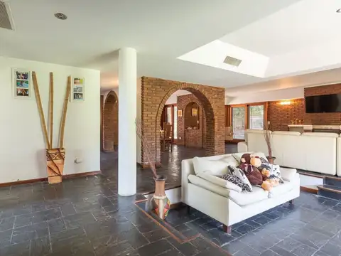 Casa 6 ambientes con 5 baños