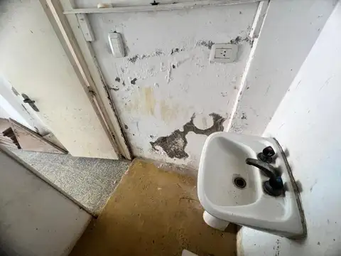 Local a la Calle con Persiana Automática y Baño