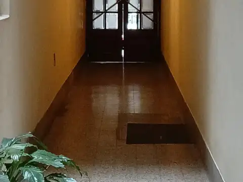 San Martín al 900 y Marcelo T. de Alvear, Retiro. PH muy bajas expensas. Planta baja. Interno. Monoambiente con entrepiso tipo dúplex. Superficie total y cubierta 30 m2. Tiene gas natural. Para reciclar. Terraza de uso común del edificio.