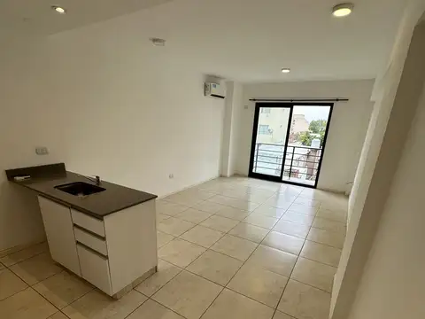 Monoambiente con cochera en alquiler - Excelente ubicación centro de Remedios de Escalada