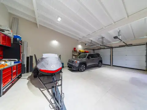 Casa en Venta con 4 cocheras