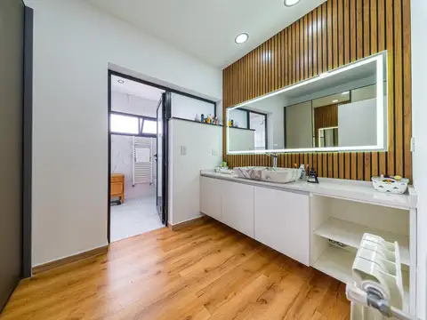 Casa en Venta con 4 cocheras