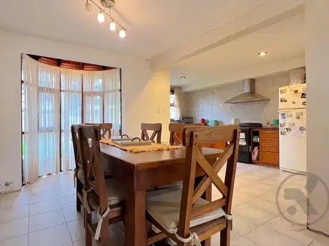 Casa 4 ambientes con 2 baños