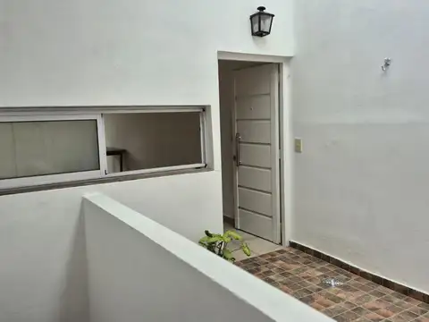 Depto Tipo Casa en Alquiler en Monte Castro, $ 1.300.000
