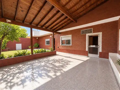 VENTA CASA 5 AMBIENTES COCHERA JARDIN VILLA TESEI