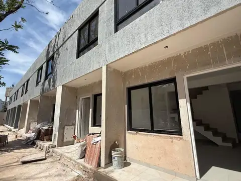 Dúplex en venta de 2 dormitorios c/ cochera en San Miguel