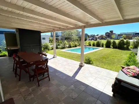 Casa 5 ambientes con 3 baños
