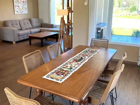 Casa en Alquiler Temporal con 3 cocheras