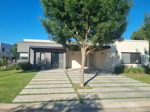 Casa a la venta en Santo Tomás en lote central al área verde del barrio