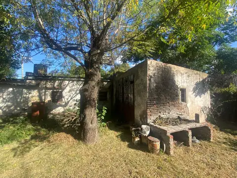 Casa a refaccionar con amplio lote en pueblo nuevo
