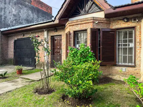 VENTA CASA 4 AMBIENTES EN BURZACO CON JARDIN