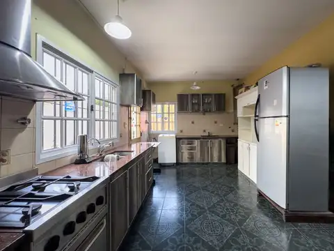 VENTA CASA 4 AMBIENTES EN BURZACO CON JARDIN