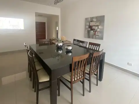 Casa en Venta con 3 cocheras