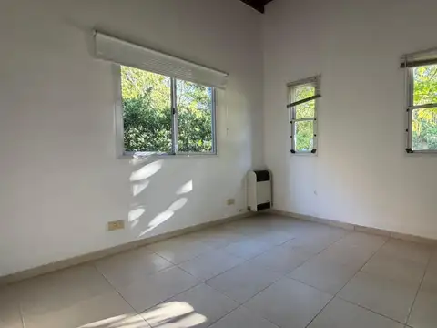 Casa en Alquiler con 2 cocheras