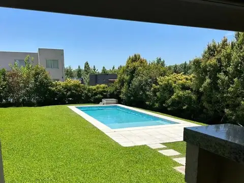 Casa 5 ambientes con 4 baños