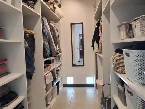 Venta de Casa - tres dormitorios - Barrio La Alameda -