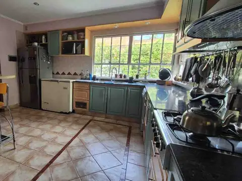 Casa 10 ambientes con 4 baños