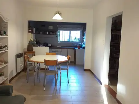 Casa 5 ambientes con 2 baños