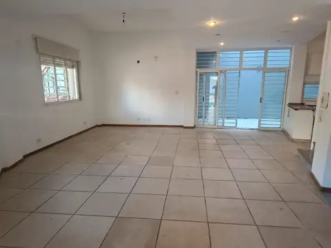 Casa en Alquiler con 2 cocheras