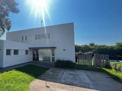 Casa en venta, pileta, 3 dormitorios, dependencia, Barrio Cerrado