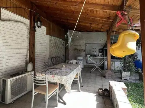 Casa 5 ambientes con 1 baño