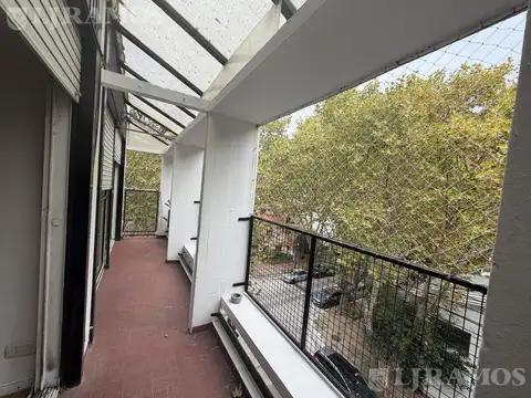 Departamento en VENTA en ACASSUSO, de vias a Libertador, con cochera y baulera.
