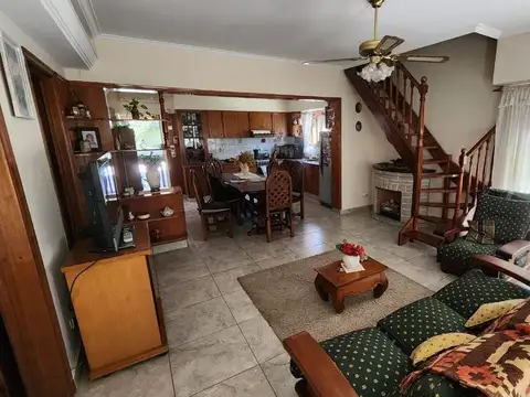 Casa 5 ambientes con 2 baños