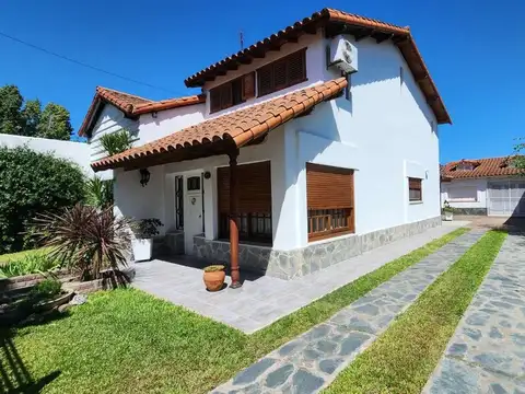 CASA 5 AMBIENTES EN VENTA LUIS GUILLON CON LOCALES