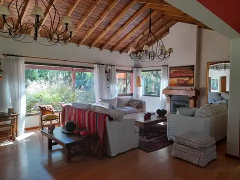 Casa 6 ambientes con 5 baños
