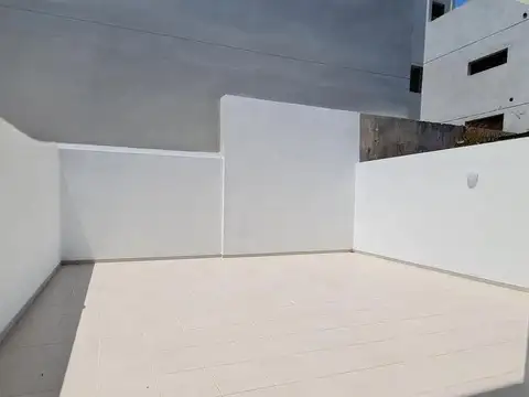 DEPARTAMENTO 2 AMBIENTES EN PLANTA BAJA CON PATIO A ESTRENAR, SUPERFICIE TOTAL 83M2.