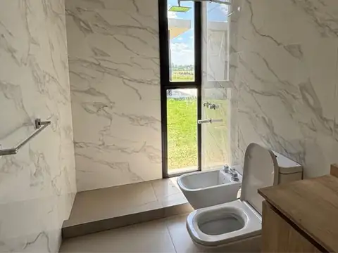 Casa 6 ambientes con 5 baños