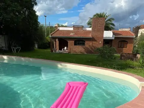 Casa 8 ambientes con 2 baños