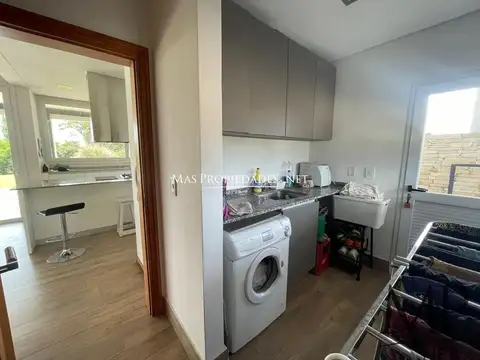 Casa 8 ambientes con 5 baños