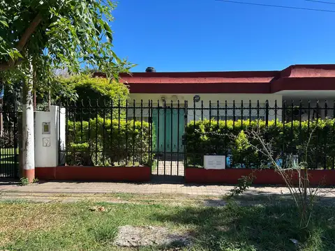 Venta casa con cochera y quincho en G. Baigorria.