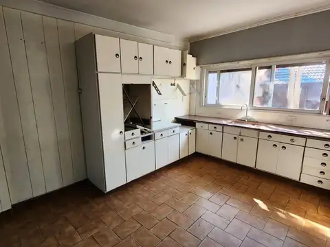 IMPORTANTE CASA SE VENDE EN COLECTORA DE GRAL PAZ