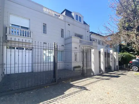 Casa en Venta de 2 Plantas, Con Jardín y Cochera para tres autos - Acassuso, San Isidro