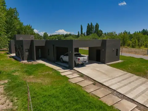 Casa en alquiler c/ cochera en Plottier