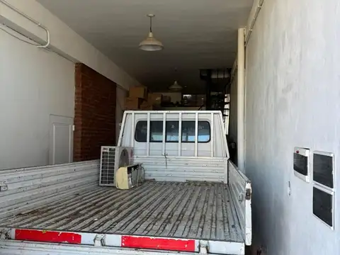 Excelente Local con Galpón y deposito