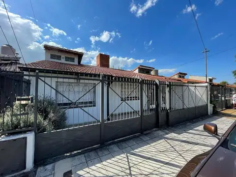 Hermoso chalet en venta con amplio jardín, piscina y cochera en Banfield