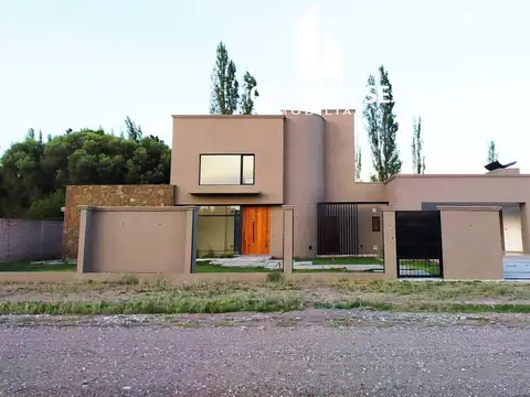 Casa 6 ambientes con 2 baños