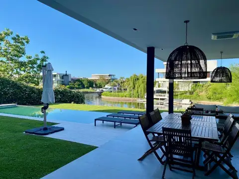 Casa 8 ambientes con 8 baños